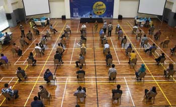 Pegawai KPK antre untuk  dites rapid di Aula Merah Putih Gedung KPK, Jakarta, Kamis siang. (Foto:Antara)