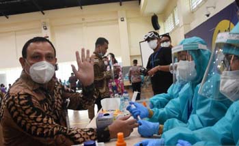 Ketua KPK Firli Bahuri (kiri) juga dites rapid di Aula Merah Putih Gedung KPK, Jakarta, Kamis siang. (Foto:Antara)