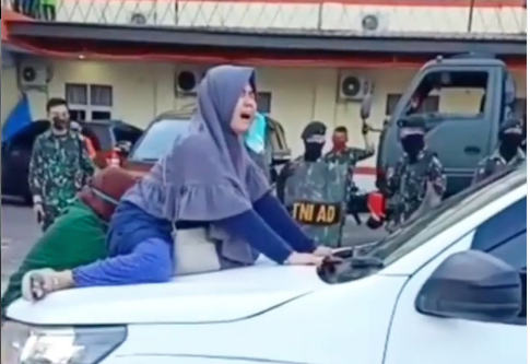 Seorang perempuan di Makasar menangis histeris menolak penjemputan jenazah ibu yang merupakan PDP Covid-19. (Foto: Dok @fakta.indo)