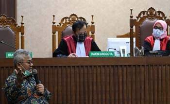 Ketua Komisi Pemilihan Umum (KPU) Arief Budiman  mengikuti sidang sebagai saksi dalam perkara suap KPU di Pengadilan Tipikor, Jakarta, Kamis.  (Foto:Antara).