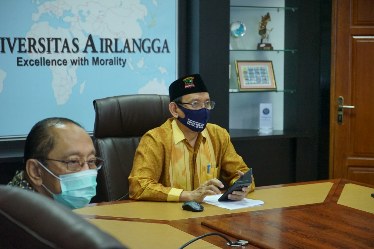 Penyerahan SK  secara simbolis oleh Rektor Unair Profesor  Mohammad Nasih (foto: istimewa)