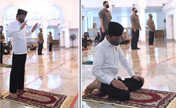 Presiden Jokowi melakukan shalat sunnah sebelum dimulainya shalat Jumat berjamaah di Masjid Baiturrahim, Kompleks Istana Kepresidenan, Jakarta. (Foto:Biro Pers) 