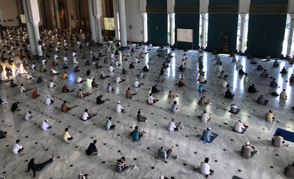 Salat Jumat yang berlangsung di Masjid Al Akbar Surabaya. (Foto: Andik/Ngopibareng.id)