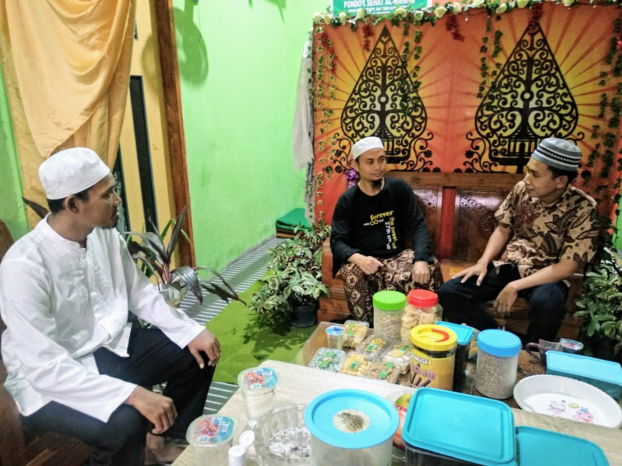  Tabib Wang berdiskusi tentang penyakit dengan sesama tabib. (Foto: M.Rizqi/Ngopibareng.id)