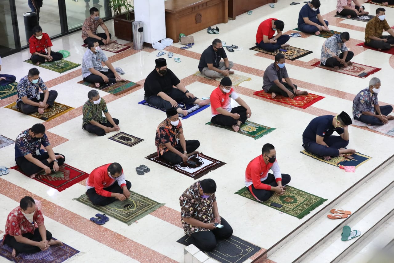 Salat Jumat berjamaah yang diikuti Gubernur Jawa Tengah Ganjar Pranowo. (Foto: Ist/Ngopibareng.id)