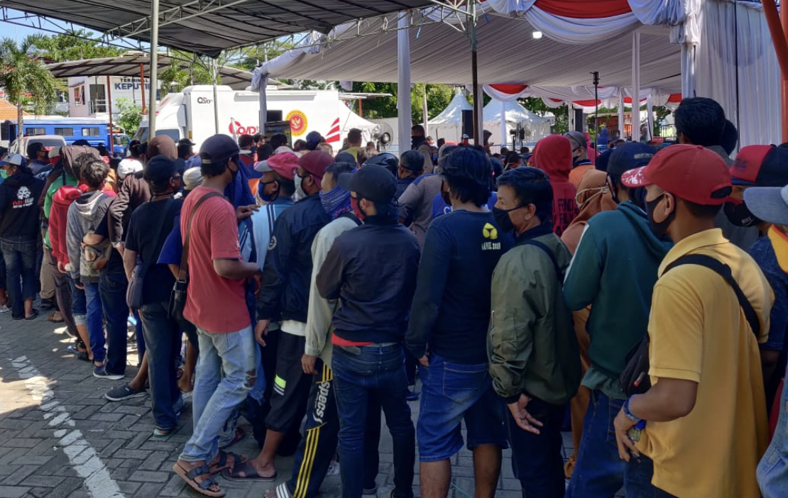 Beberapa warga yang tidak menerapkan physical distanciing, ketika akan melakukan rapid test dan swab massal di Terminal Keputih, Sukolilo, Surabaya. (Foto: Andhi Dwi/Ngopibareng.id)