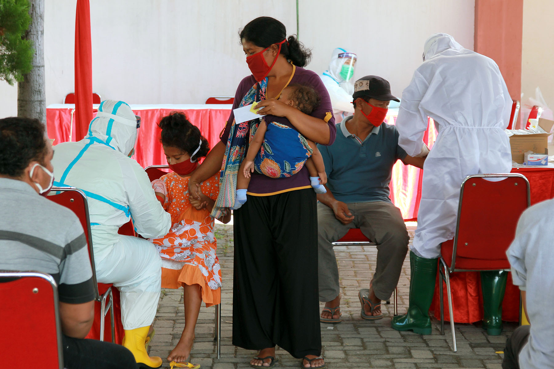 Balita hingga orang dewasa mengikuti rapid test. (Foto: Istimewa)