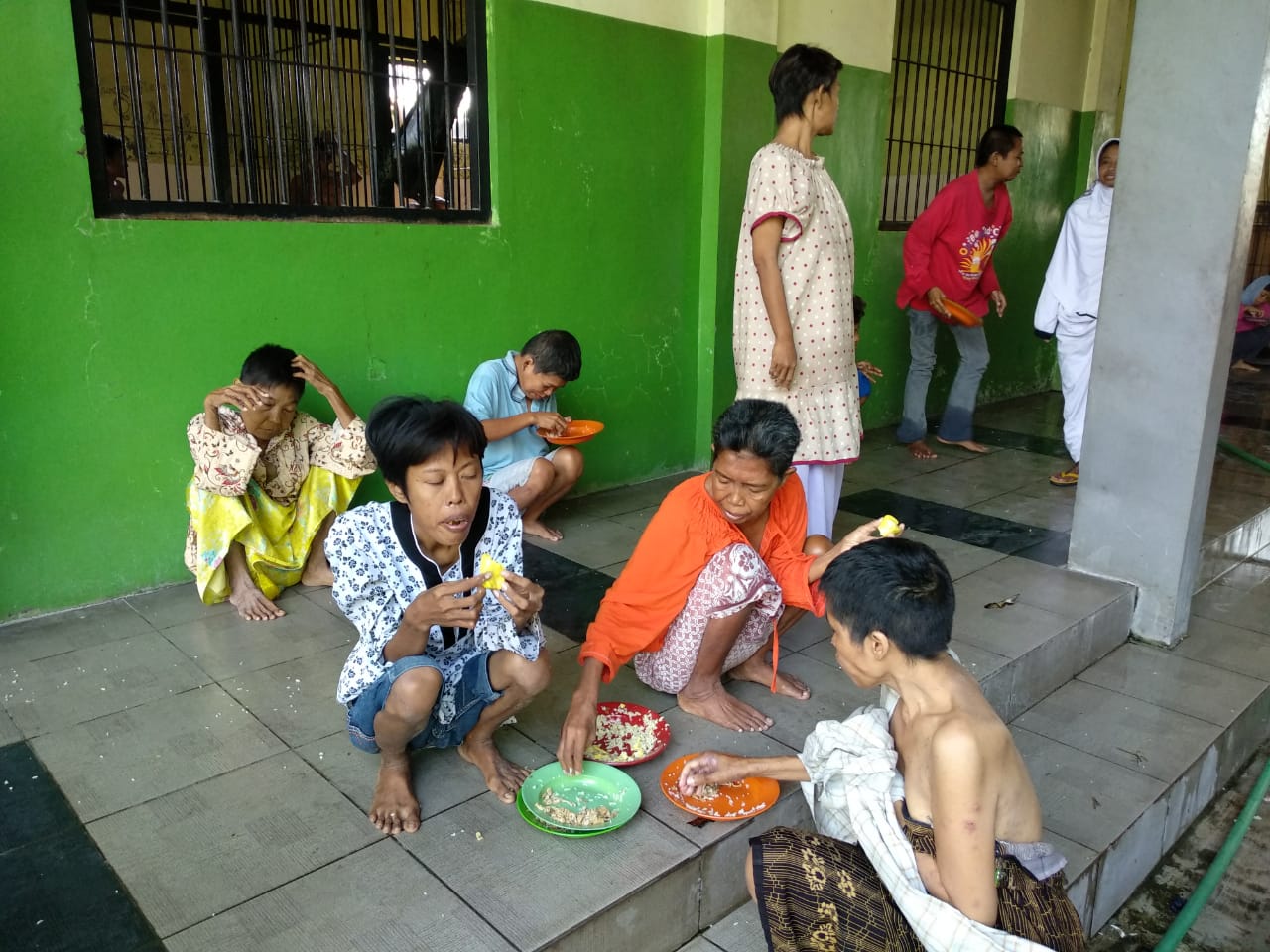 Sejumlah ODGJ saat makan siang di Panti Griya Cinta Kasih milik Jami'in di desa Sumbermulyo, Kecamatan Jogoroto, Kabupaten Jombang (Foto: M.Rizqi/Ngopibareng.id)