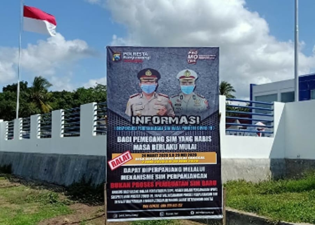 Salah satu banner sosialisasi pelaksanaan dispensasi perpanjangan SIM yang dipasang di depan kantor Satpas prototype Satlantas Polresta Banyuwangi (foto:istimewa)