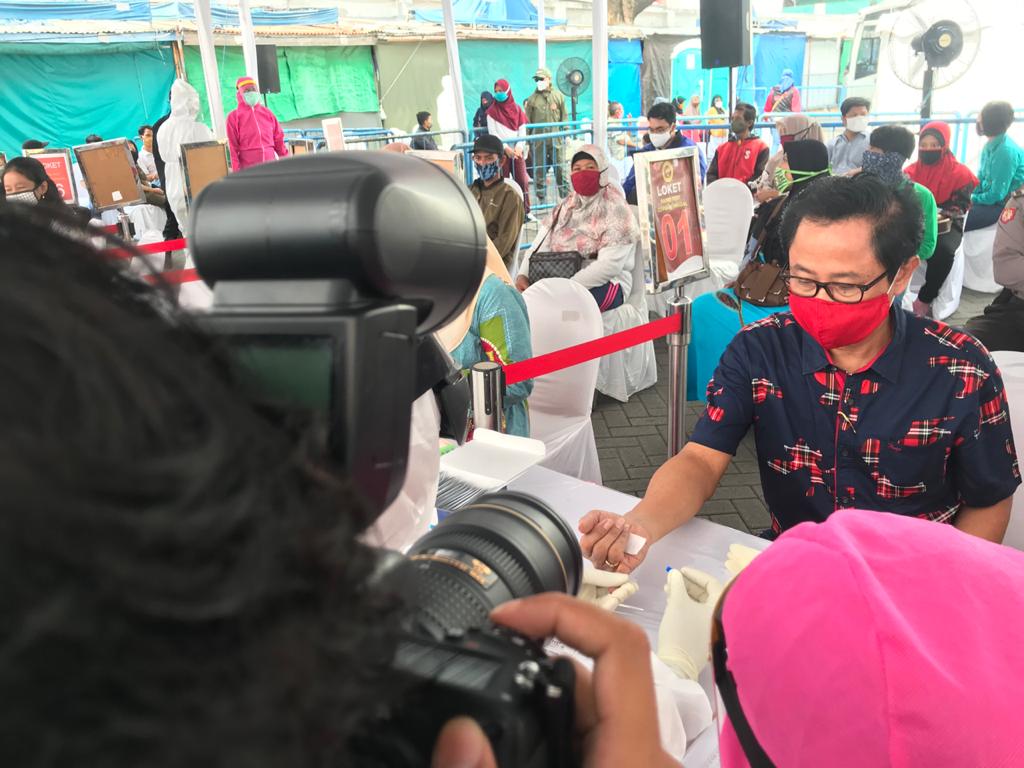 Ketua Komisi C DPRD Surabaya, Baktiono menjalani rapid test massal di parkiran wisata religi Ampel, Kecamatan Semampir, Surabaya. (Foto: Ni'am Kurniawan/Ngopibareng.id)