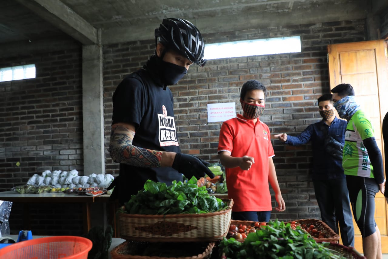 Gubernur Ganjar Pranowo gowes ke Kopeng sembari mengunjungi Petani Millenial yg berhasil menaikkan omsetnya hingga 300% di masa pandemi ini. Sabtu, 6 Juni 2020. (Foto: Ist/Ngopibareng.id)