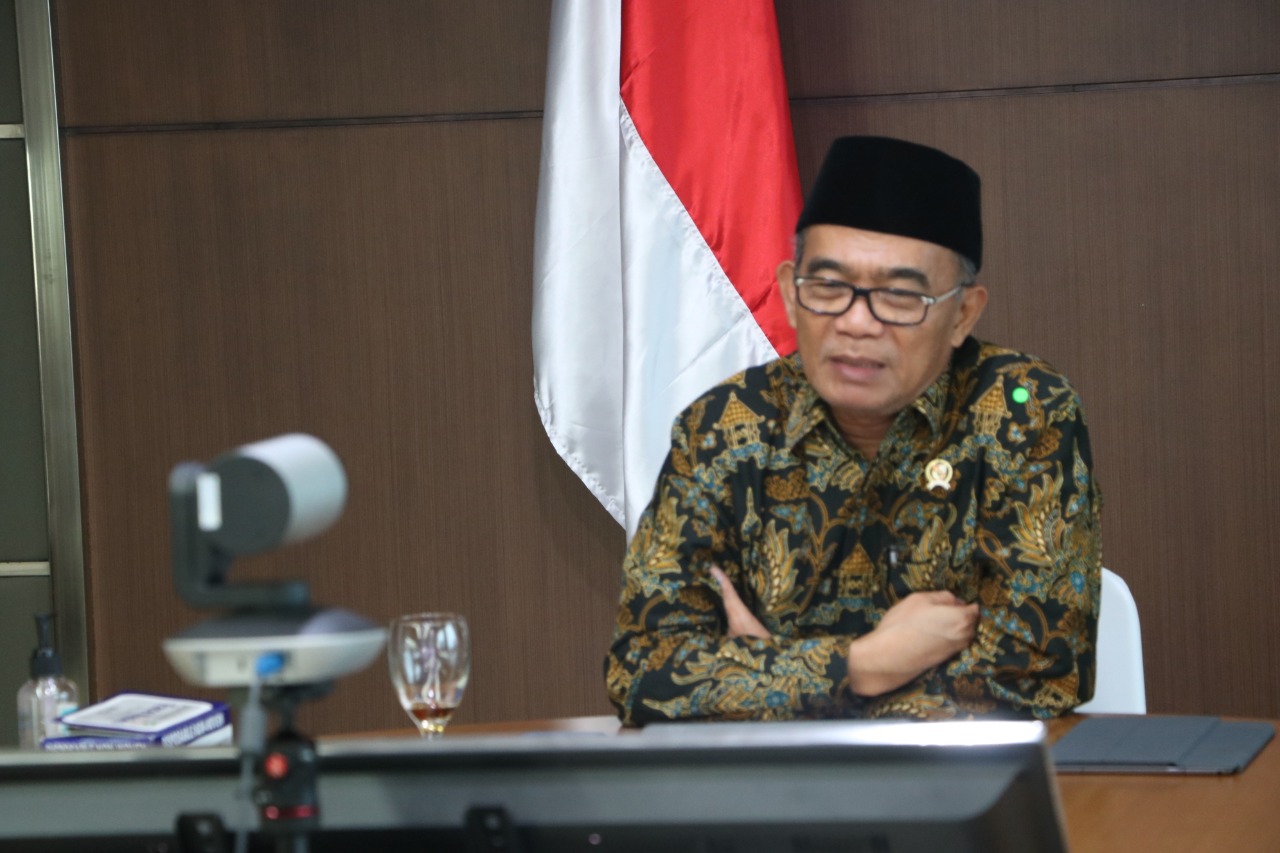 Menko PMK Muhadjir Effendy saat rakor dengan gugus tugas membahas strategi penanganan Covid-19. (Foto: Istimewa)