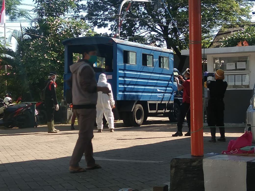 Warga yang reaktif dari hasil rapid test massal di Terminal Keputih, diangkut menuju tempat isolasi oleh Pemkot Surabaya. (Ni'am Kurniawan/Ngopibareng.id)