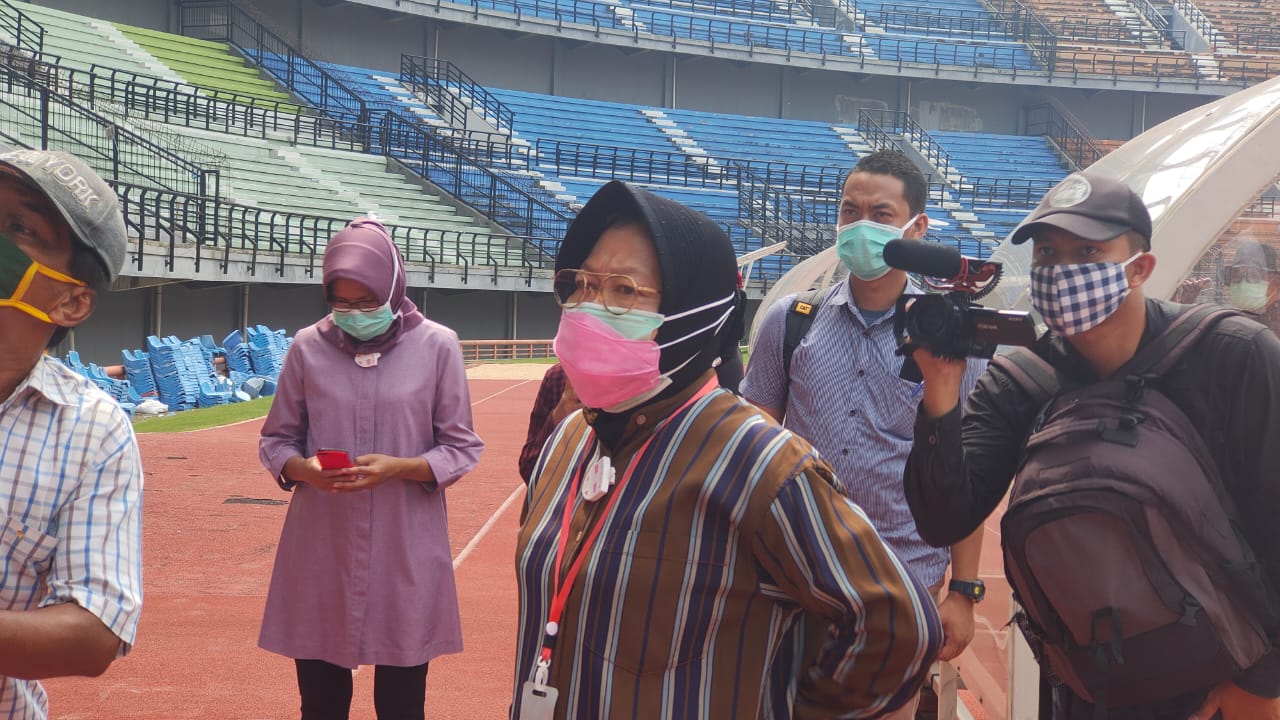 Walikota Surabaya, Tri Rismaharini ketika meninjau Gelora Bung Tomo (Andik Dwi/Ngopibareng.id)