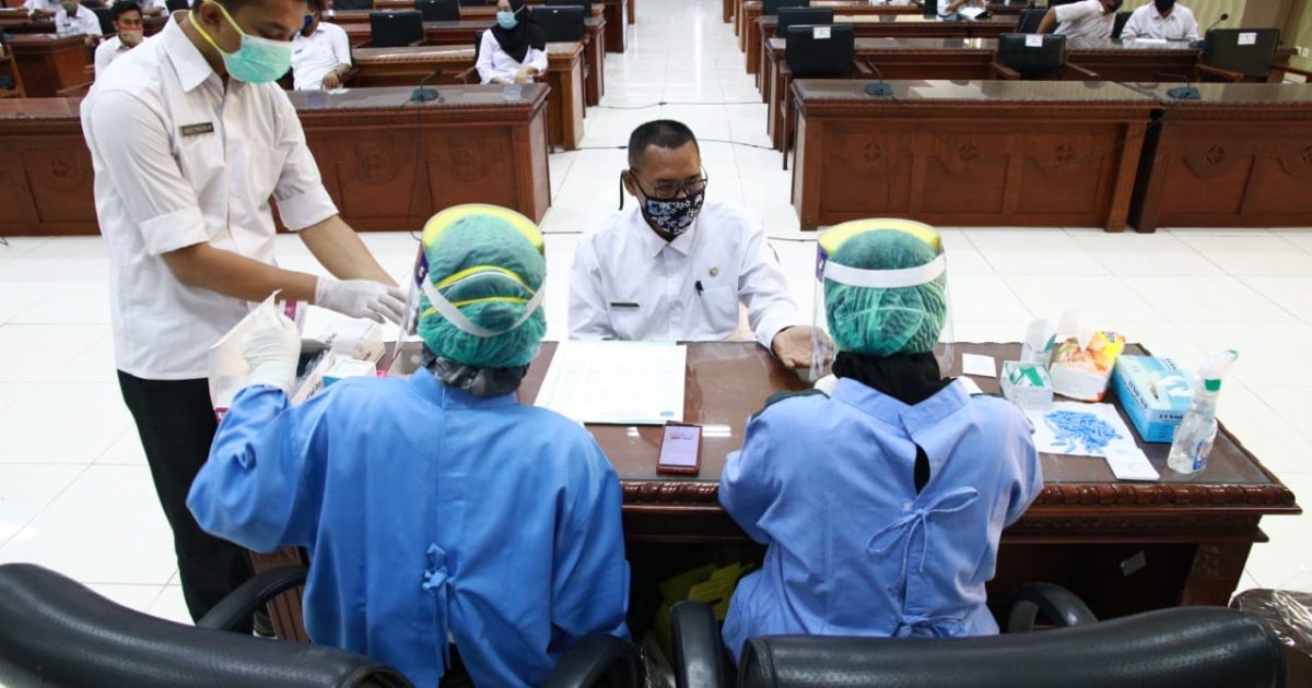 Aparatur Sipin Negara (ASN) di Kabupaten Probolinggo sedang menjalani rapid test massal. (Foto: Ikhsan Mahmudi/ngopibareng.id)