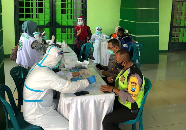 Petugas Covid Hunter Jatim memeriksa warga di Stadion Gelora Delta, Sidoarjo. (Foto: Fariz Yarbo/Ngopibareng.id)