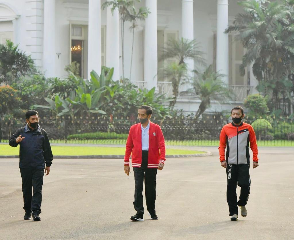 Panglima TNI Marsekal Hadi Tjahjanto olahraga bersama Presiden Joko Widodo (Jokowi) dan Kapolri Idham Azis berkeliling Istana Bogor. (Foto: Setpres)