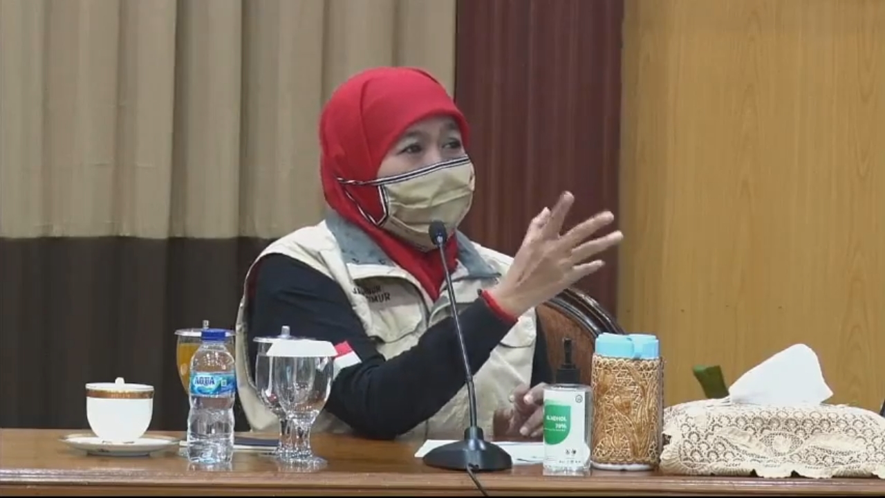 Gubernur Jawa Timur Khofifah Indar Parawansa, saat melakukan konferensi pers di Gedung Negara Grahadi. (Foto: Alief Sambogo/Ngopibareng.id)