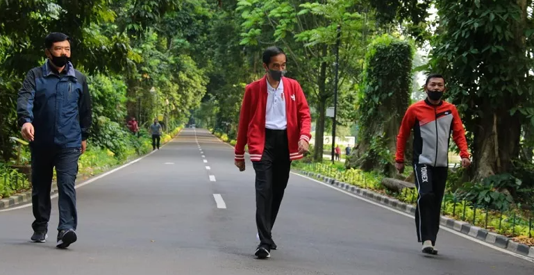 Presiden Joko Widodo (Jokowi) didampingi Panglima TNI Marsekal Hadi Tjahjanto dan Kapolri Jenderal Idham Azis berolahraga. (Foto: Instagram @sekretariat.kabinet)