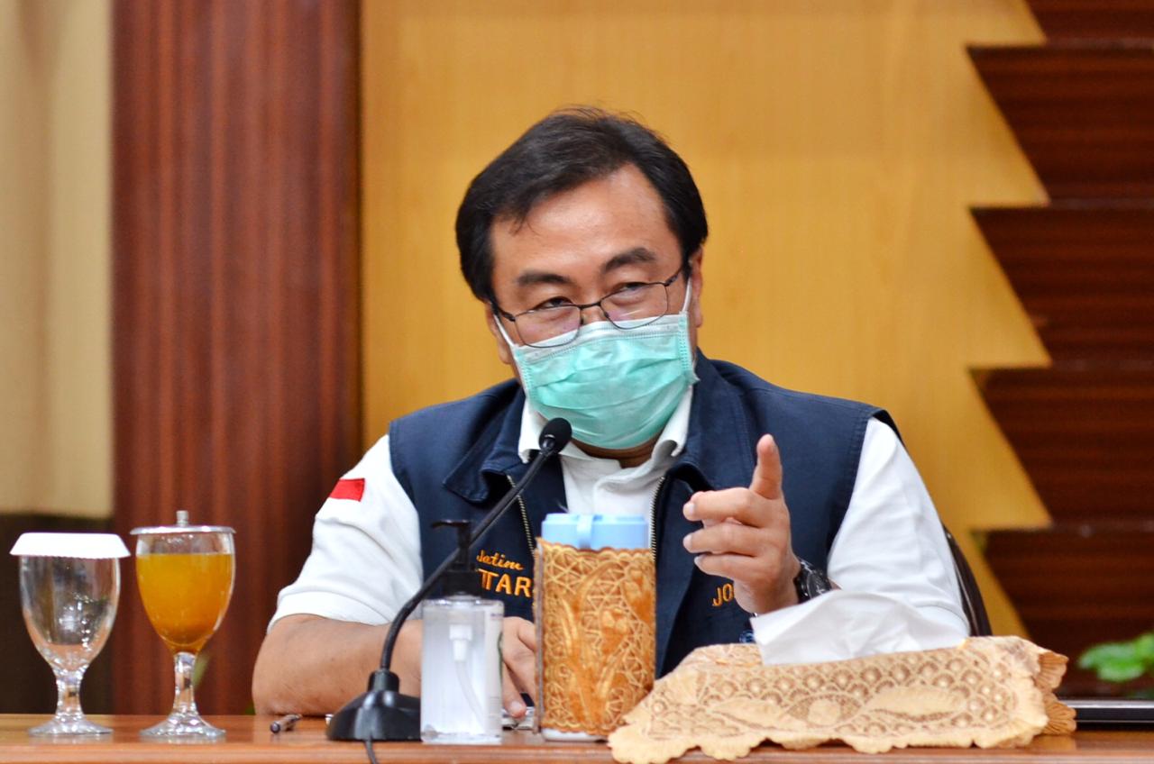 Ketua Gugus Kuratif Penanganan Covid-19 Jawa Timur dr Joni Wahyuhadi, saat konferensi pers di Gedung Negara Grahadi Surabaya. (FotoL Alief Sambogo/Ngopibareng.id) 