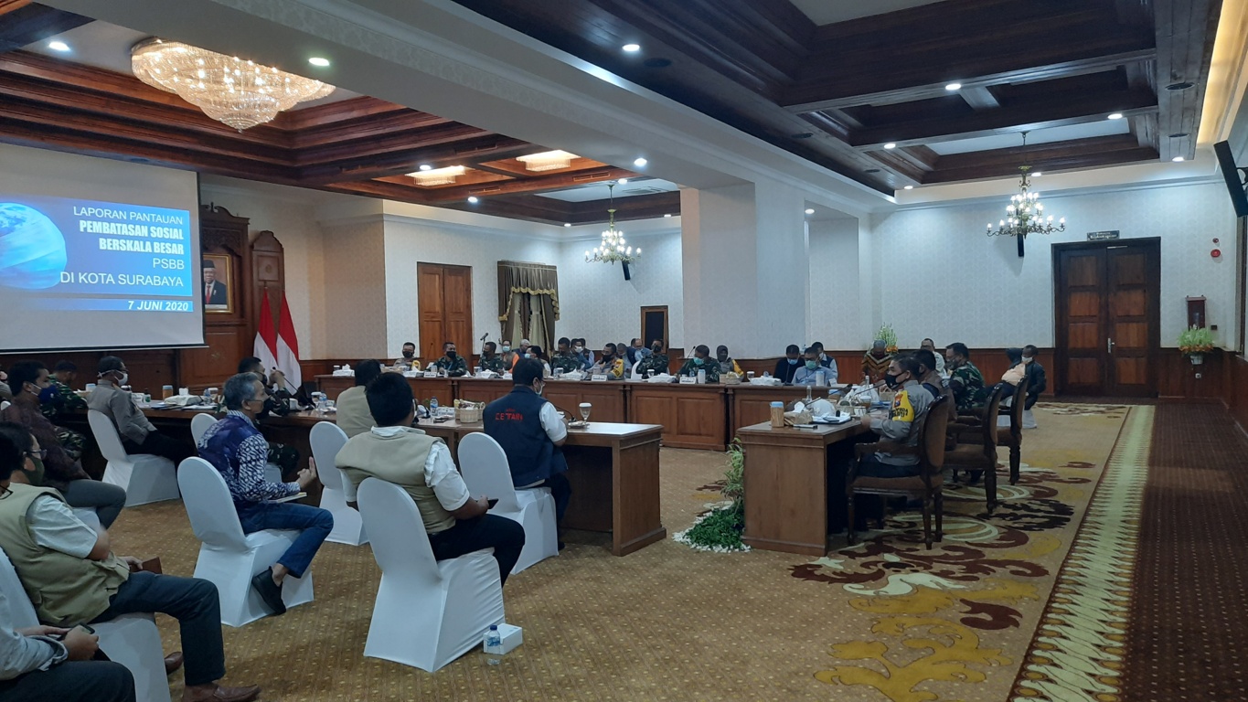 Rapat evaluasi PSBB di Gedung Negara Grahadi. (Foto: Alief/Ngopibareng.id)