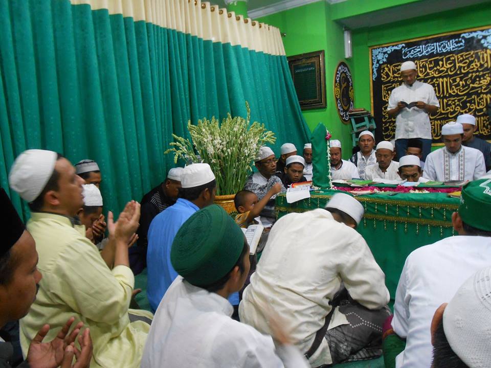 Para peziarah saat Haul Habib Sholeh Tanggul, Jember. (Foto: Istimewa)