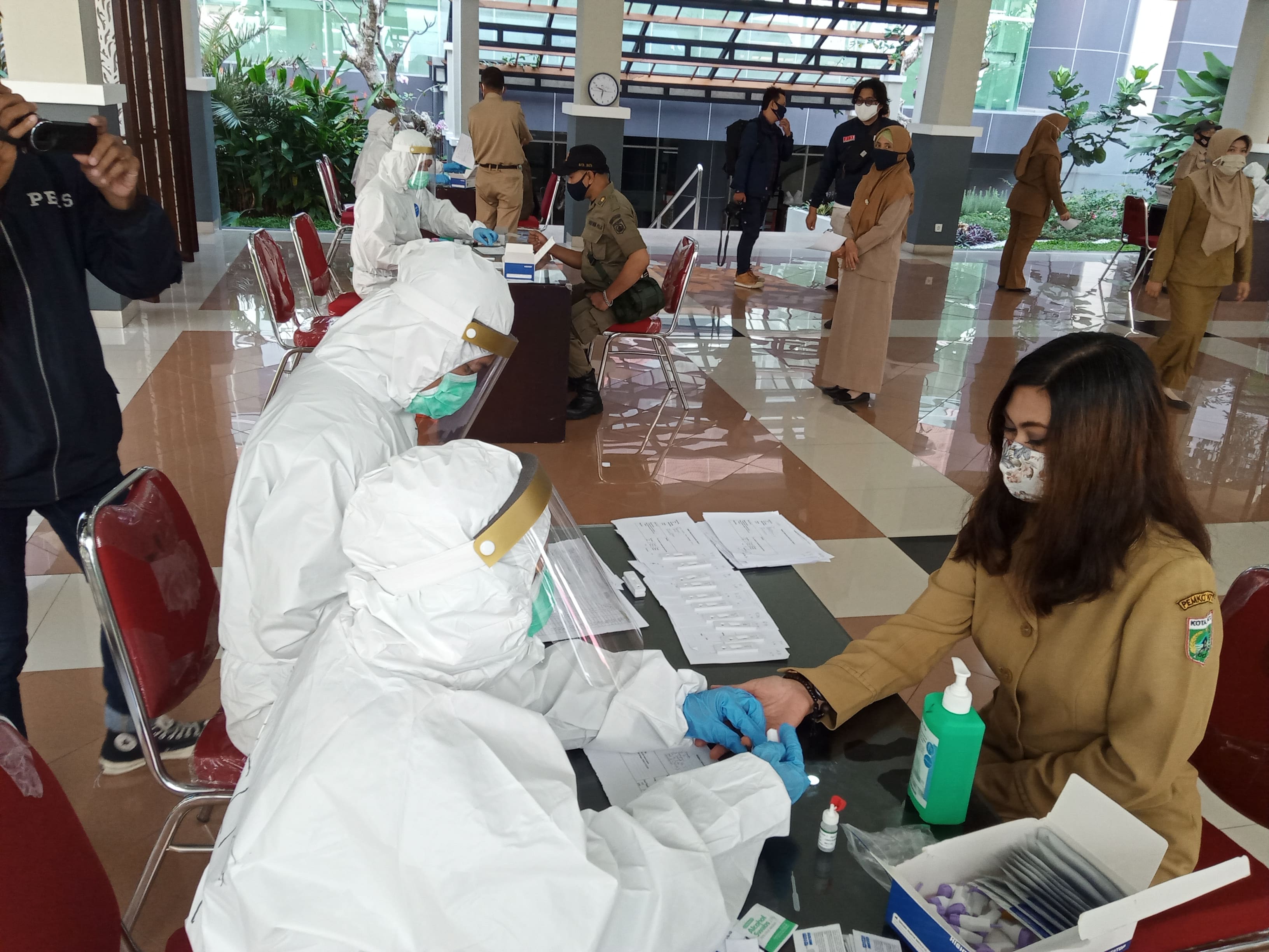 Salah satu Aparatur Sipil Negara (ASN) Pemkot Batu saat menjalani rapid test di Balai Kota Among Tani (Foto: Lalu Theo/ngopibareng.id)