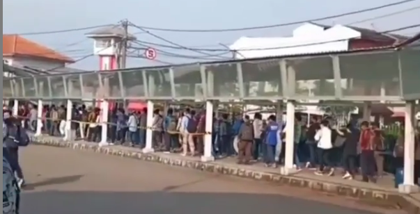 Sejumlah orang padati antrean stasin kereta api di Bogor (Foto: Dok @bogor.terkini)