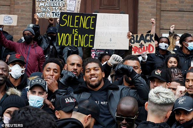 Anthony Joshua bersama para demonstran. (Foto: Reuters/Dailymail)