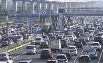 Sejumlah kendaraan melintas di ruas jalan Tol Jagorawi di Cibubur, Jakarta Timur, hari ini Senin 8 Juni 2020.  (Foto:Antara)