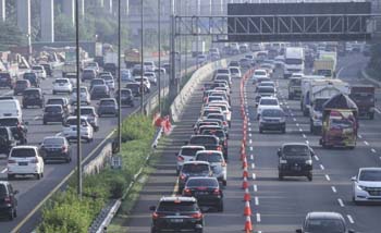 kendaraan juga memadati lajur contraflow di ruas jalan Tol Jagorawi arah menuju ke Cawang di Cibubur, Jakarta Timur, hari ini Senin 8 Juni 2020. (Foto:Antara), 