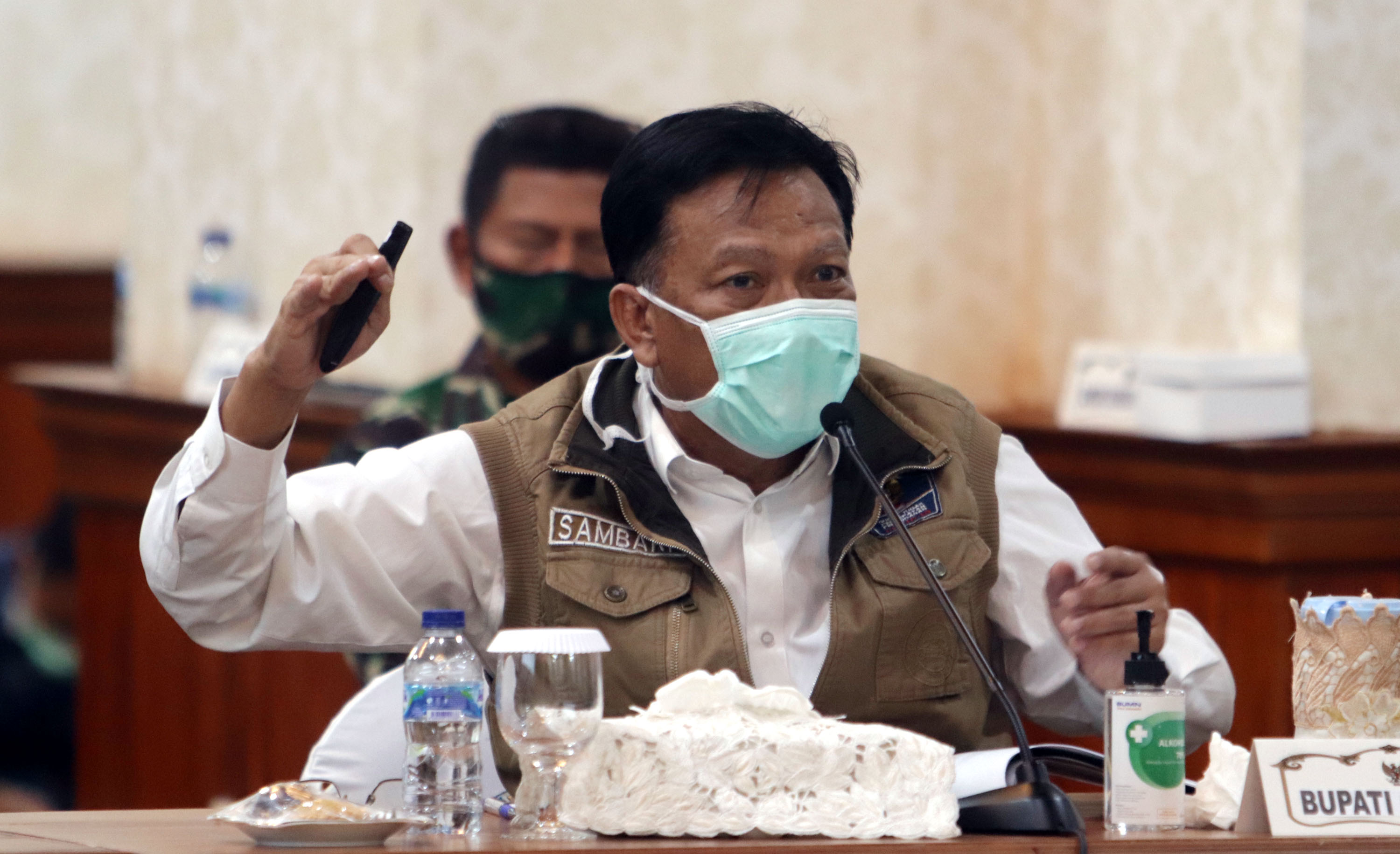 Bupati Gresik, Sambari Halim Rudianto ketika mengikuti rapat evaluasi PSBB jilid 3 di Gedung Negara Grahadi, Surabaya, Minggu 7 Juni 2020 malam. (Foto: Fariz Yarbo/Ngopibareng.id)