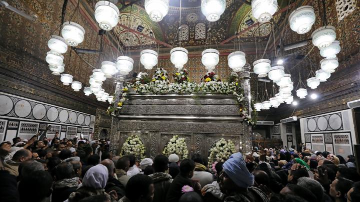 Umat Islam dalam aktivitas ibadah di Masjid Sayidina Husein R.a. di Mesir. (Foto: Istimewa)