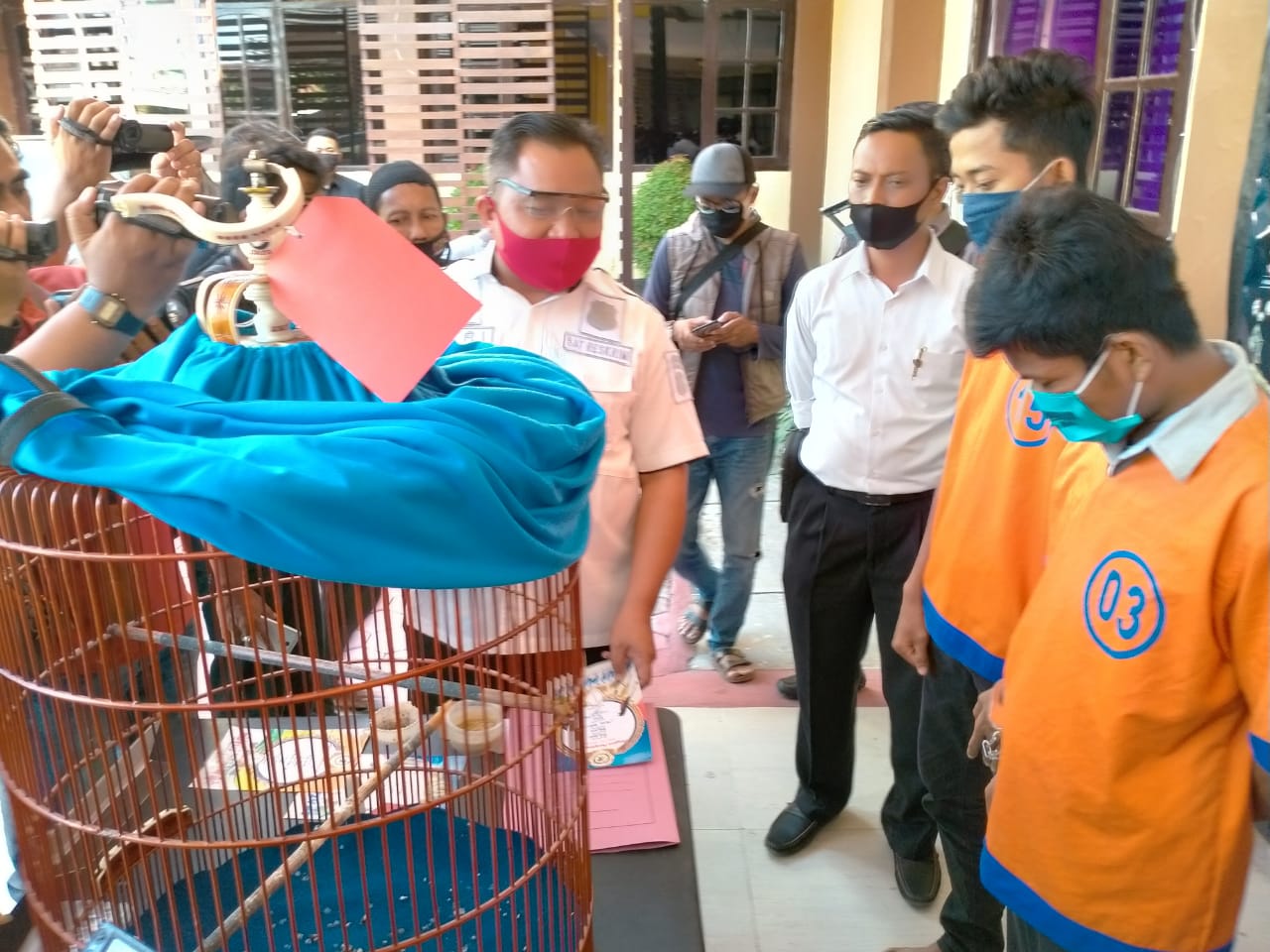 Dua tersangka pencuri burung, Zainal Arifin dan Ilyas Royan Suro bersama Kasat Reskrim Polresta, AKP Heri Sugiono. (Foto: Ikhsan Mahmudi/ngopibareng.id)