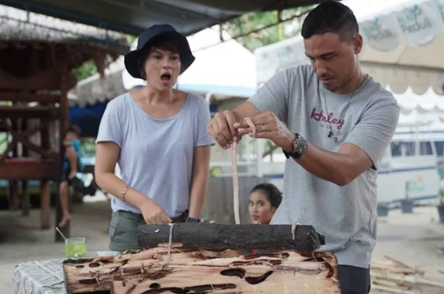 Aktor Hamish Daud tak jijik saat mengambil cacing kayu untuk disantap mentah. (Foto: Instagram @hamishdw)