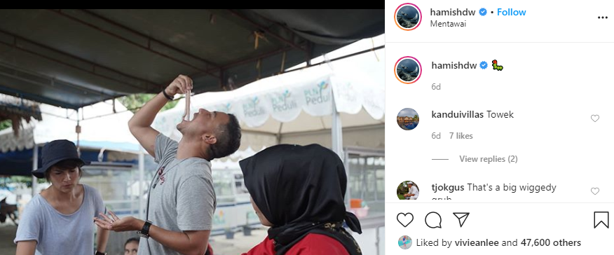Hamish Daud langsung menyantap cacing kayu mentah tanpa dimasak.