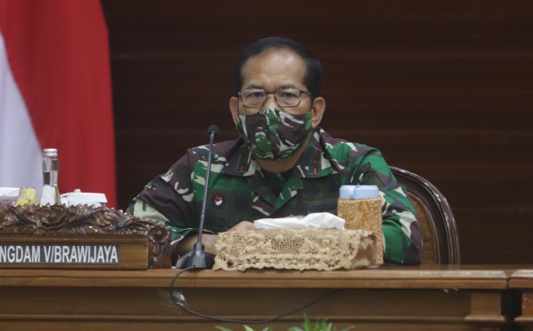 Panglima Kodam V/Brawijaya Mayor Jenderal TNI Widodo Iryansyah saat mengikuti rapat PSBB di Gedung Negara Grahadi, Surabaya. (Foto: Dok/Ngopibareng.id)