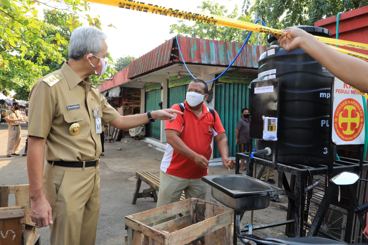 Gubernur Ganjar Pranowo saat sidak ke Pasar Karanganyu, Kota Semarang. (Foto: Ist/Ngopibareng.id) 