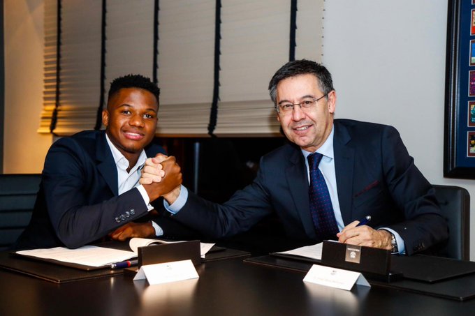 Ansu Fati bersama Presiden Barcelona, Josep Mari Bartomeu. (Foto: Twitter/@ANSUFATI)