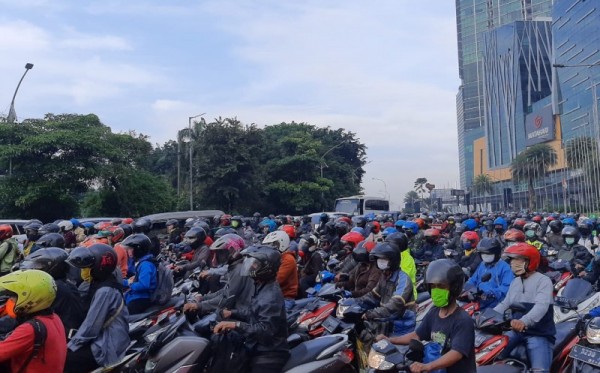 Dokumen Kepadatan kawasan Bundaran Waru di hari pertama pelaksaan PSBB Surabaya pada 28 April 2020. (Foto: Dok/Ngopibareng.id)