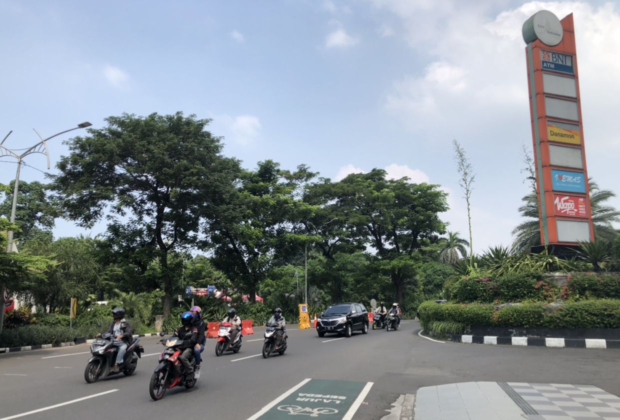 Kendaraan dari arah Kabupaten Sidoarjo menuju Kota Surabaya terlihat ramai lancar. (Foto: Andhi Dwi/Ngopibareng.id)