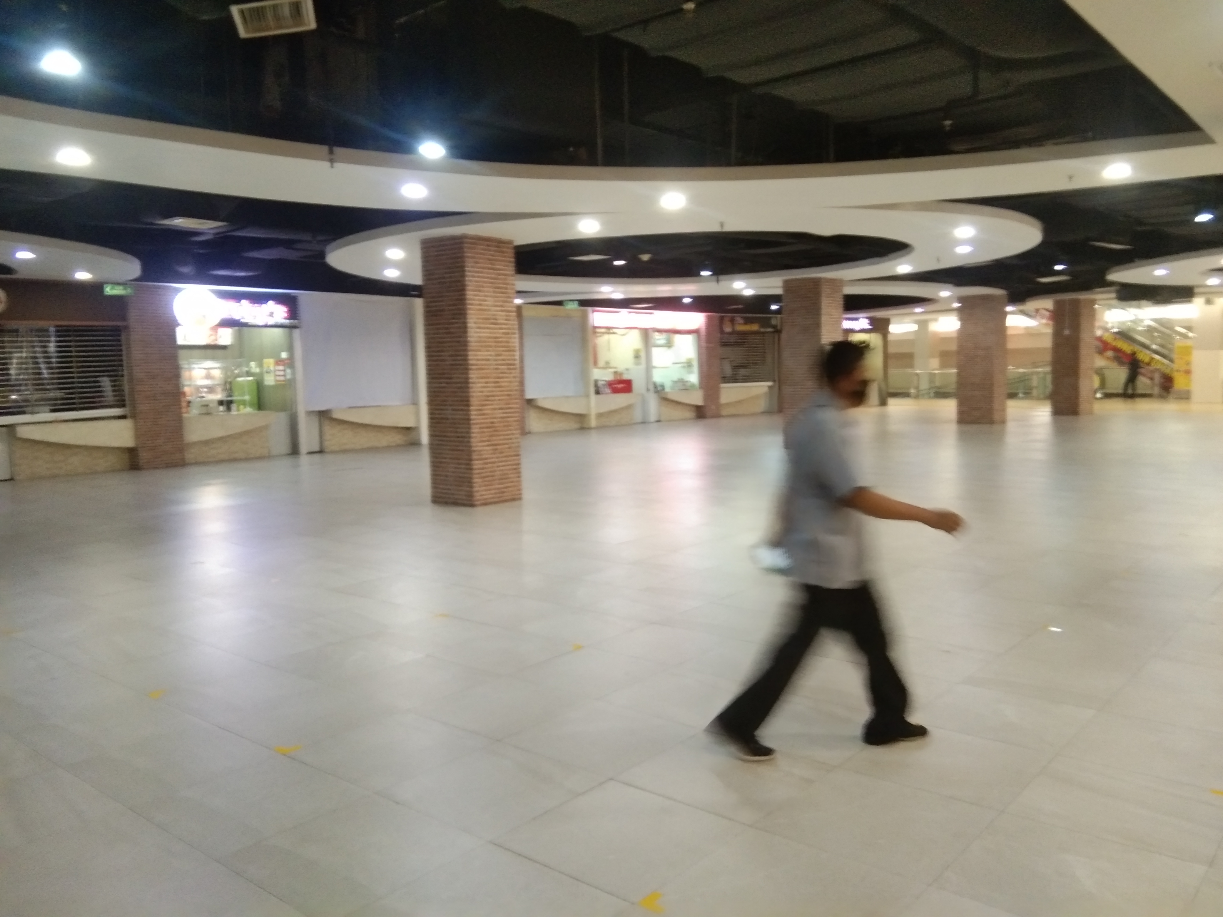 Deretan meja dan kursi di Foodcourt masih belum terpasang