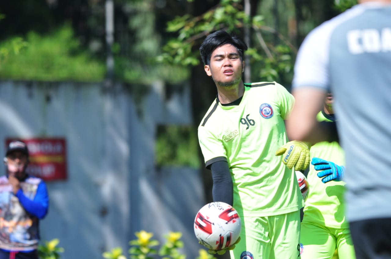 Penjaga gawang Arema FC, Kurniawan Kartika Ajie ketika menjalani sesi latihan (Foto: istimewa) 