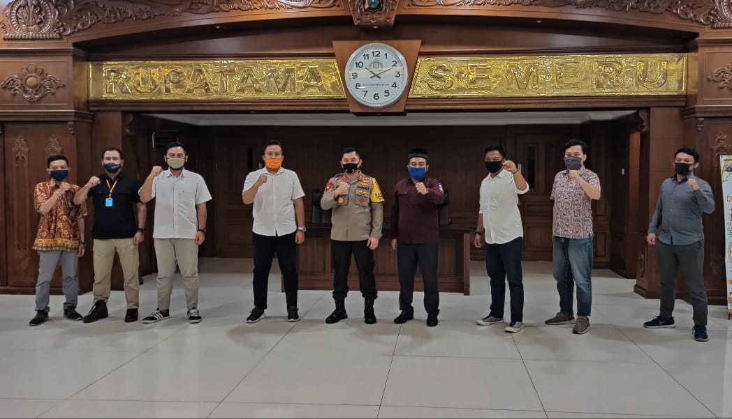 Kapolda Jatim, Irjen Pol M. Fadil Imran bersama dengan perwakilan BEM Nusantara Jatim di Aula Rupatama Semeru Polda Jatim, Surabaya, Rabu 10 Juni 2020. (Foto: Fariz Yarbo/Ngopibareng.id)