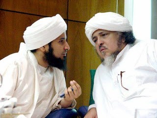 Sayyid Muhammad bin Alwi Al-Maliki (kiri) bersama Habib Ali Al-Jufri dari Hadramaut. (Foto: Syarkubiyah)