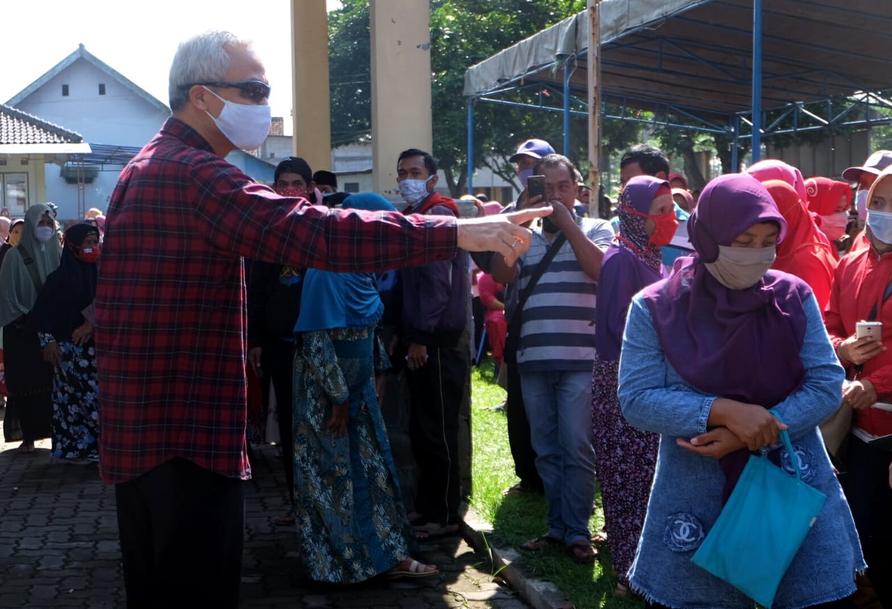 Gubernur Ganjar Pranowo melihat proses pencairan Bantuan Sosial Tunai akibat Covid-19 di Kantor Kecamatan Secang, Kabupaten Magelang, Rabu, 10 Juni 2020. (Foto: Ist/Ngopibareng.id)