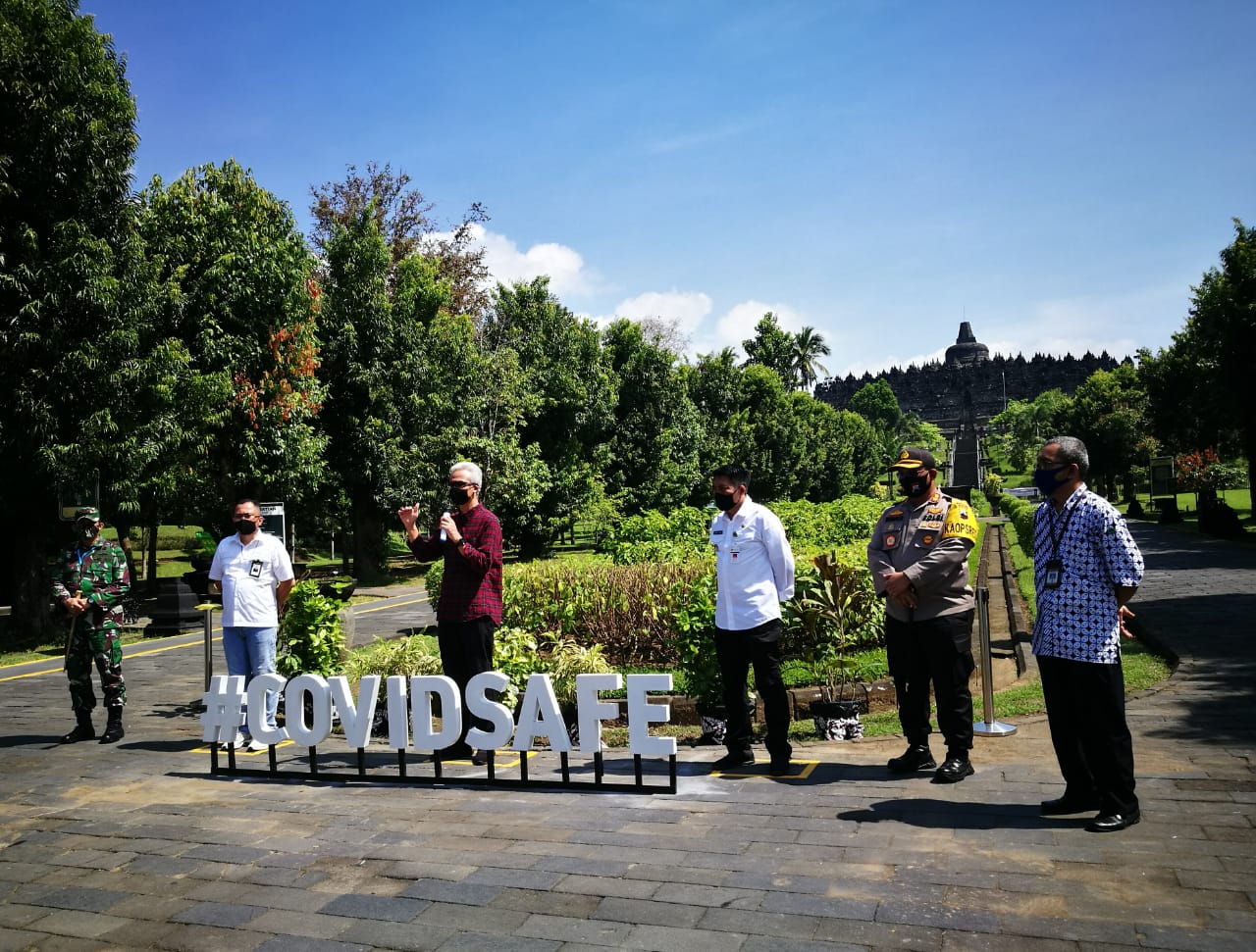 Gubernur Jawa Tengah Ganjar Pranowo saat mempersiapkan rencana pembukaan Candi Borobudur. (Foto: Ist/Ngopibareng.id)