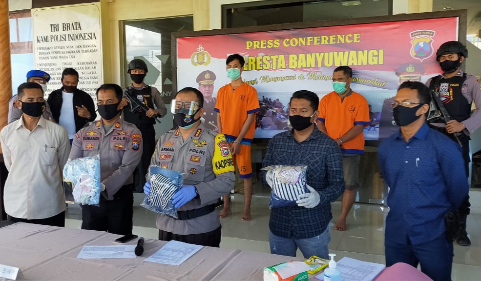 Kapolresta Banyuwangi Kombespol Arman Asmara Syarifuddin menunjukkan barang bukti kasus pencabulan yang dilakukan teman ayah korban (foto: istimewa)