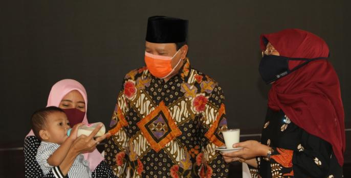 Bupati Pasuruan didampingi istri memberkan susu kepada balita stunting. (Foto: Dok Humas)