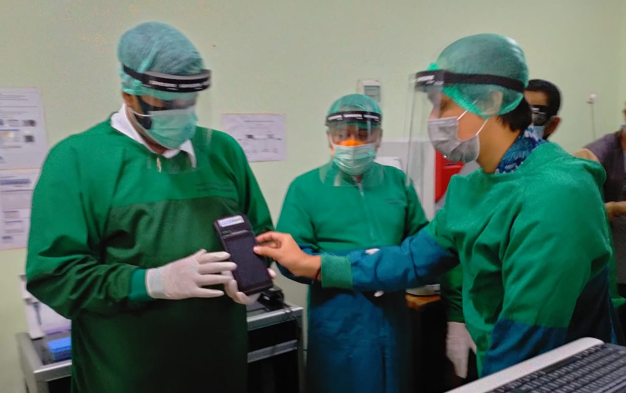 Nakes sedang bekerja di sebuah laboratorium RSUD dr Mohamad Saleh, Kota Probolinggo, Jawa Timur. (Foto: Ikhsan Mahmudi/Ngopibareng.id)